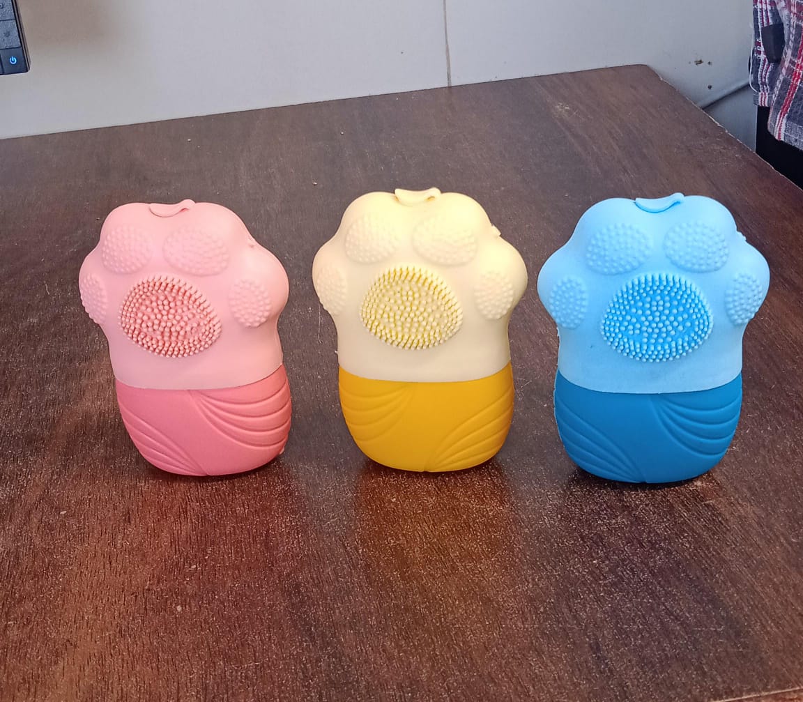 1226 Non Slip Silicone Face Ice Cubes Easy Grip New Unique Shape Ice Roller Base Reusable For Beauty ( 1 Pc )